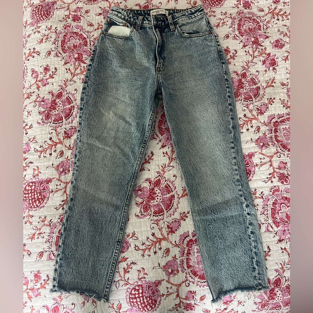 Abercrombie and Fitch mom jeans